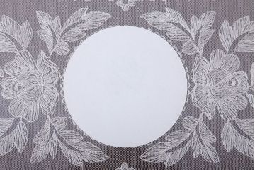 アンティーク雑貨　イギリスアンティーク　バラの刺繍のガラストレー