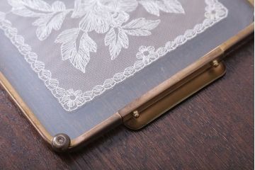 アンティーク雑貨　イギリスアンティーク　バラの刺繍のガラストレー