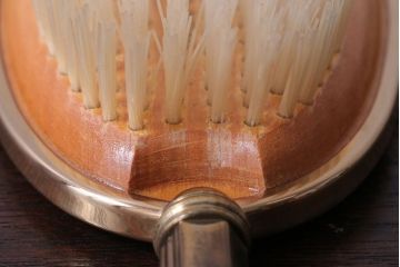 アンティーク雑貨　イギリスアンティーク　バラの刺繍のブラシ