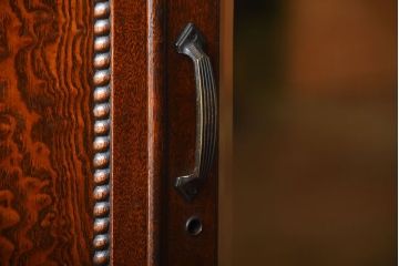 アンティーク家具　和製アンティーク　古い木製の彫刻が上品なワードローブ