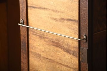 アンティーク家具　和製アンティーク　古い木製の彫刻が上品なワードローブ