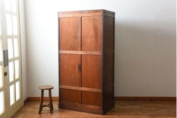 アンティーク家具　和製アンティーク　古い木製の彫刻が上品なワードローブ