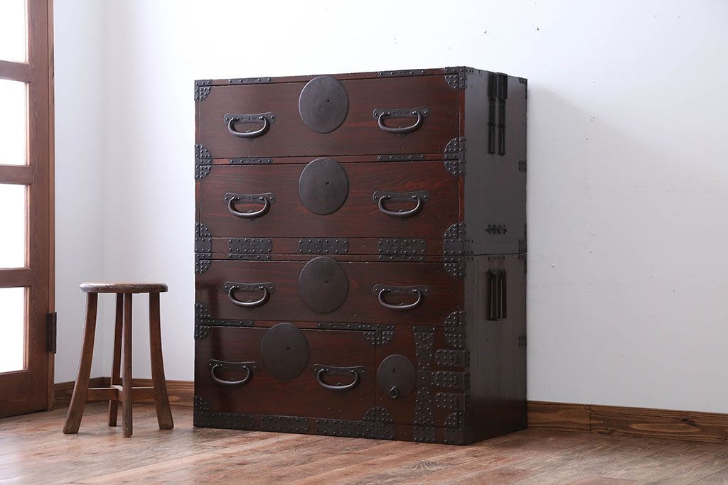 アンティーク家具　古民具・骨董　大きな金具がモダンなアンティーク重ね衣装箪笥