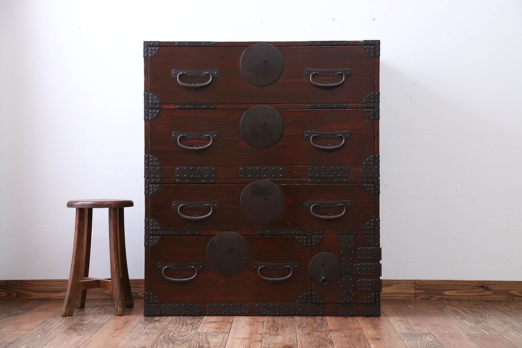 アンティーク家具　古民具・骨董　大きな金具がモダンなアンティーク重ね衣装箪笥