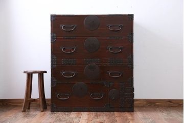アンティーク家具　古民具・骨董　大きな金具がモダンなアンティーク重ね衣装箪笥