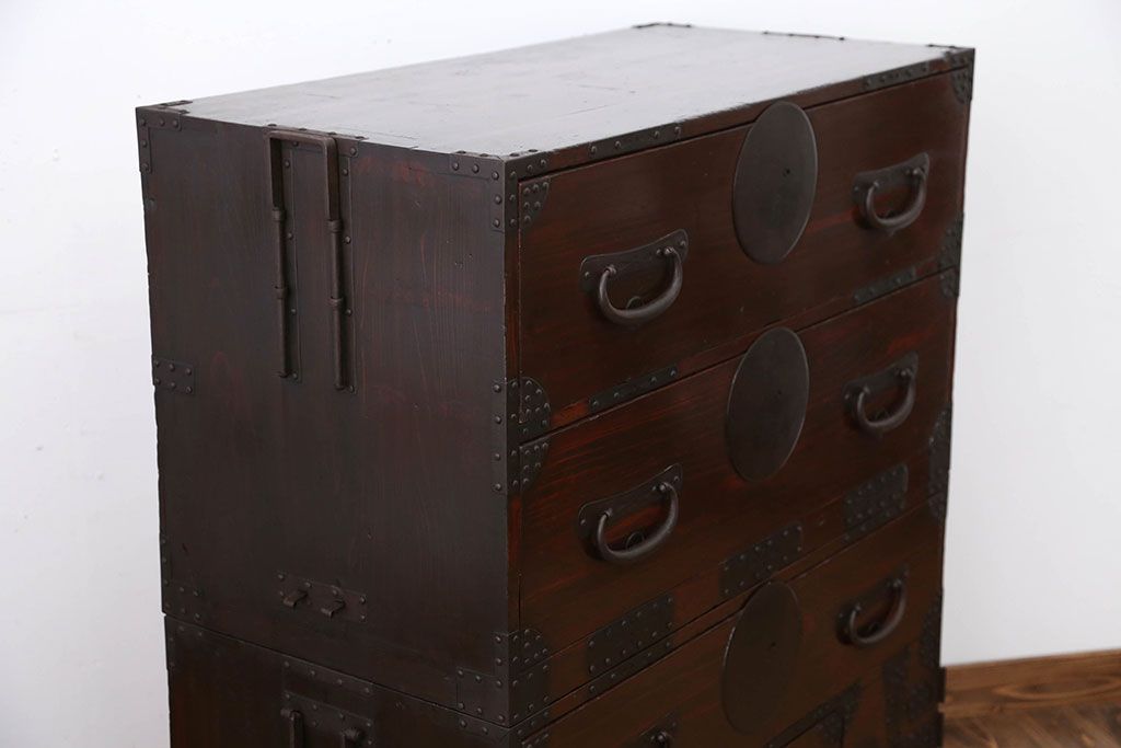 アンティーク家具　古民具・骨董　大きな金具がモダンなアンティーク重ね衣装箪笥