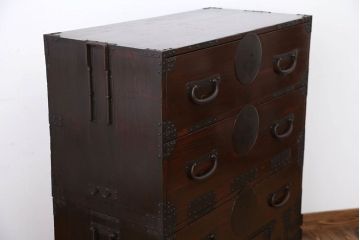 アンティーク家具　古民具・骨董　大きな金具がモダンなアンティーク重ね衣装箪笥