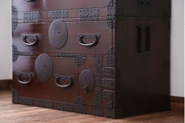 アンティーク家具　古民具・骨董　大きな金具がモダンなアンティーク重ね衣装箪笥