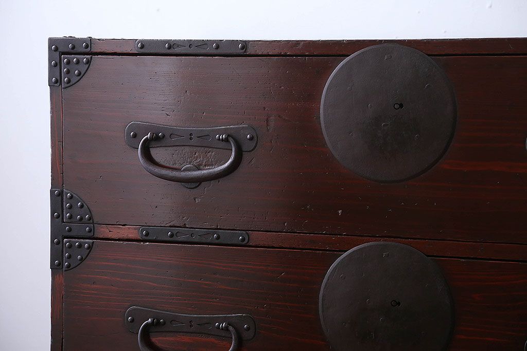 アンティーク家具　古民具・骨董　大きな金具がモダンなアンティーク重ね衣装箪笥