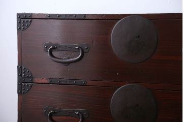 アンティーク家具　古民具・骨董　大きな金具がモダンなアンティーク重ね衣装箪笥