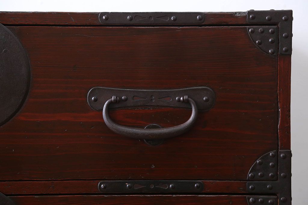 アンティーク家具　古民具・骨董　大きな金具がモダンなアンティーク重ね衣装箪笥