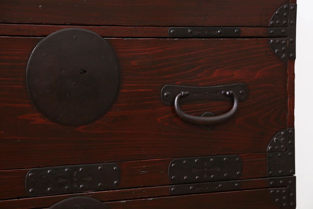 アンティーク家具　古民具・骨董　大きな金具がモダンなアンティーク重ね衣装箪笥