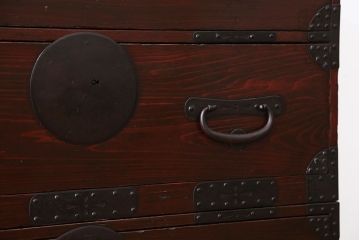 アンティーク家具　古民具・骨董　大きな金具がモダンなアンティーク重ね衣装箪笥