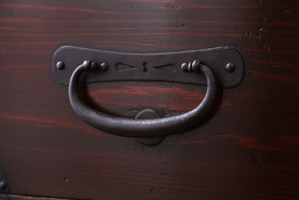 アンティーク家具　古民具・骨董　大きな金具がモダンなアンティーク重ね衣装箪笥