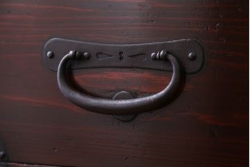 アンティーク家具　古民具・骨董　大きな金具がモダンなアンティーク重ね衣装箪笥