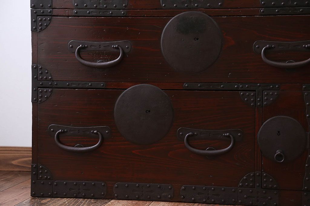 アンティーク家具　古民具・骨董　大きな金具がモダンなアンティーク重ね衣装箪笥