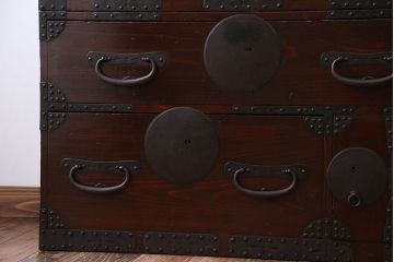 アンティーク家具　古民具・骨董　大きな金具がモダンなアンティーク重ね衣装箪笥