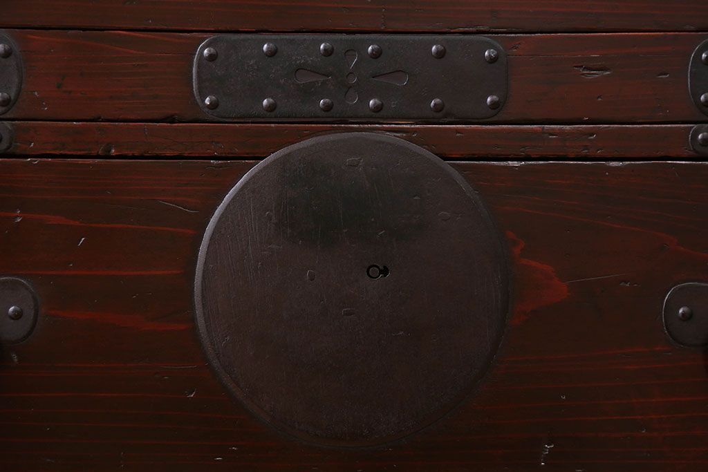 アンティーク家具　古民具・骨董　大きな金具がモダンなアンティーク重ね衣装箪笥