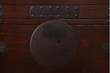 アンティーク家具　古民具・骨董　大きな金具がモダンなアンティーク重ね衣装箪笥