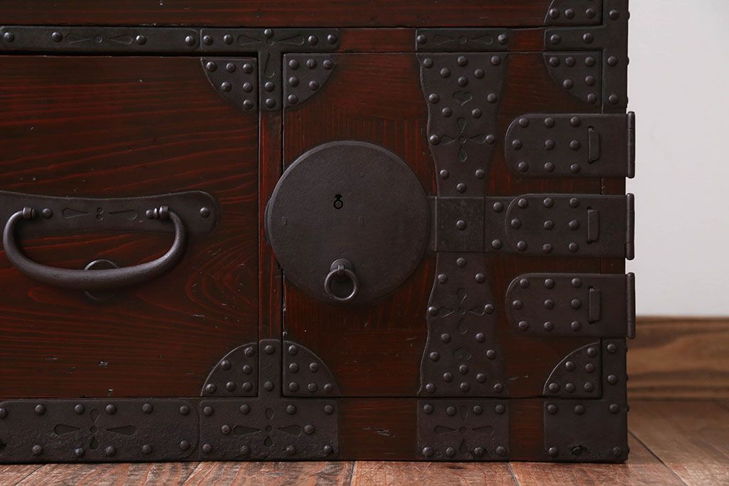 アンティーク家具　古民具・骨董　大きな金具がモダンなアンティーク重ね衣装箪笥