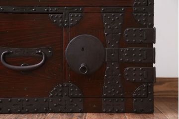 アンティーク家具　古民具・骨董　大きな金具がモダンなアンティーク重ね衣装箪笥