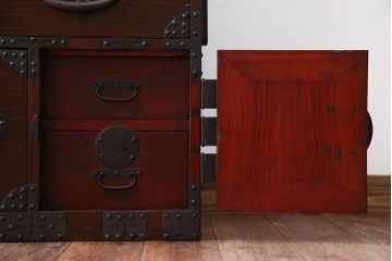 アンティーク家具　古民具・骨董　大きな金具がモダンなアンティーク重ね衣装箪笥