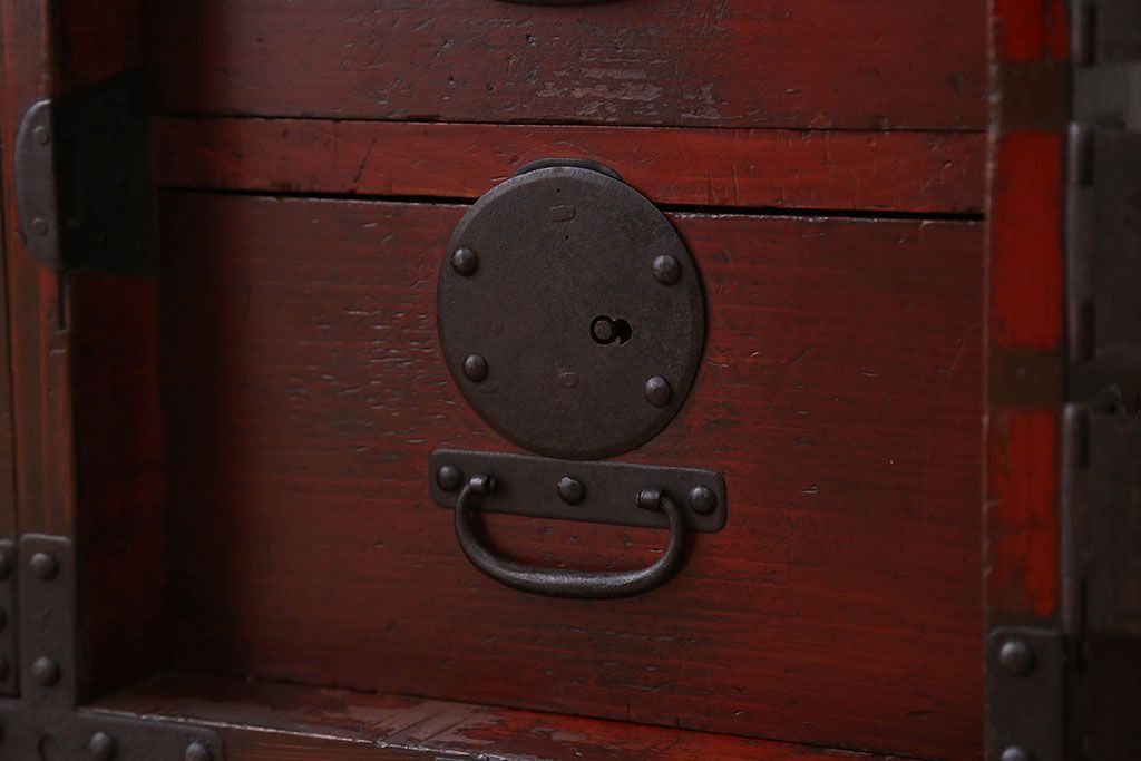 アンティーク家具　古民具・骨董　大きな金具がモダンなアンティーク重ね衣装箪笥