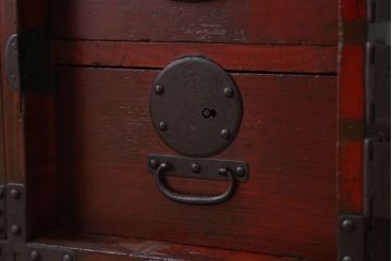 アンティーク家具　古民具・骨董　大きな金具がモダンなアンティーク重ね衣装箪笥