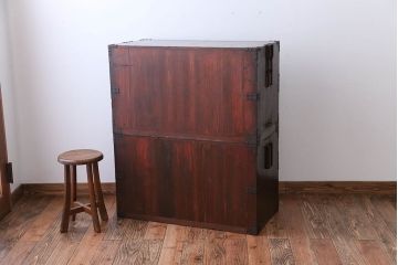 アンティーク家具　古民具・骨董　大きな金具がモダンなアンティーク重ね衣装箪笥