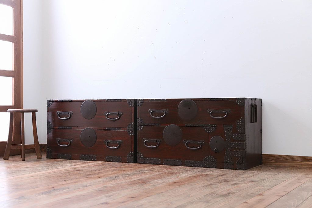 アンティーク家具　古民具・骨董　大きな金具がモダンなアンティーク重ね衣装箪笥