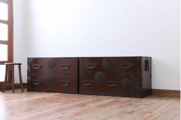 アンティーク家具　古民具・骨董　大きな金具がモダンなアンティーク重ね衣装箪笥