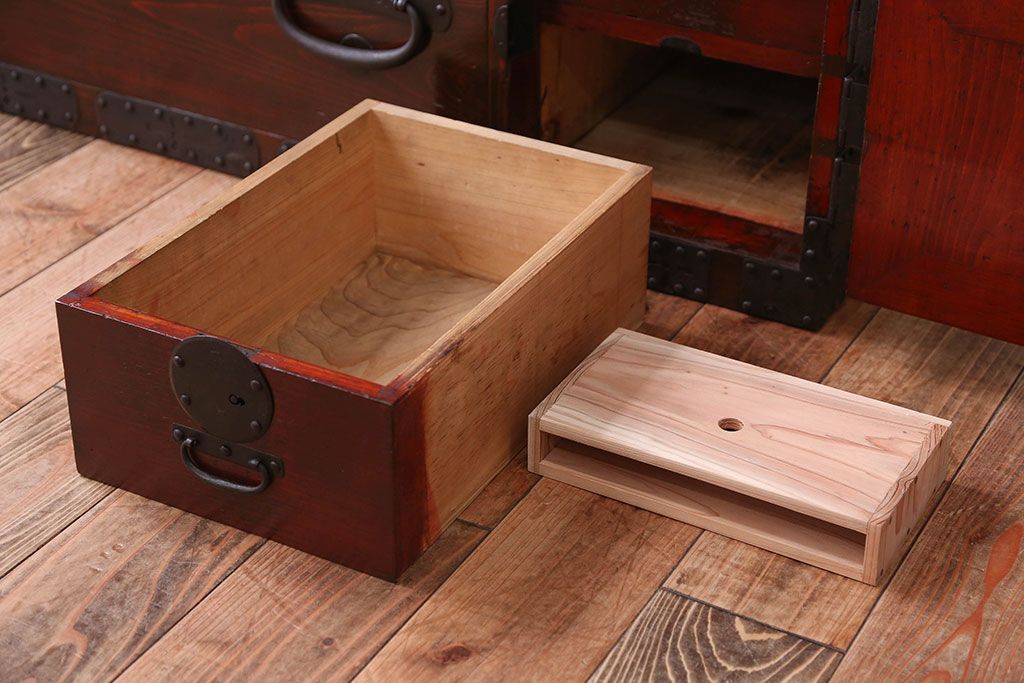 アンティーク家具　古民具・骨董　大きな金具がモダンなアンティーク重ね衣装箪笥