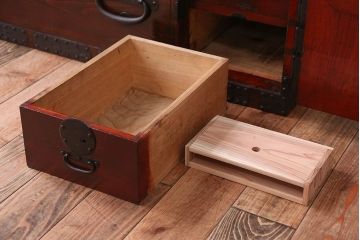 アンティーク家具　古民具・骨董　大きな金具がモダンなアンティーク重ね衣装箪笥