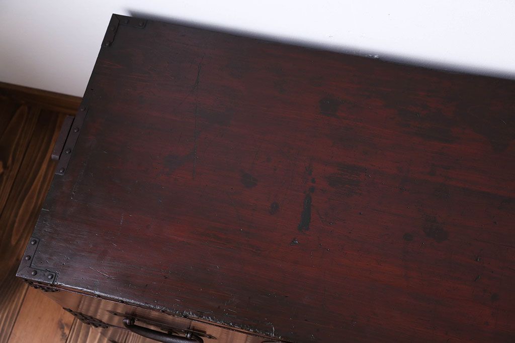 アンティーク家具　古民具・骨董　大きな金具がモダンなアンティーク重ね衣装箪笥