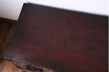 アンティーク家具　古民具・骨董　大きな金具がモダンなアンティーク重ね衣装箪笥