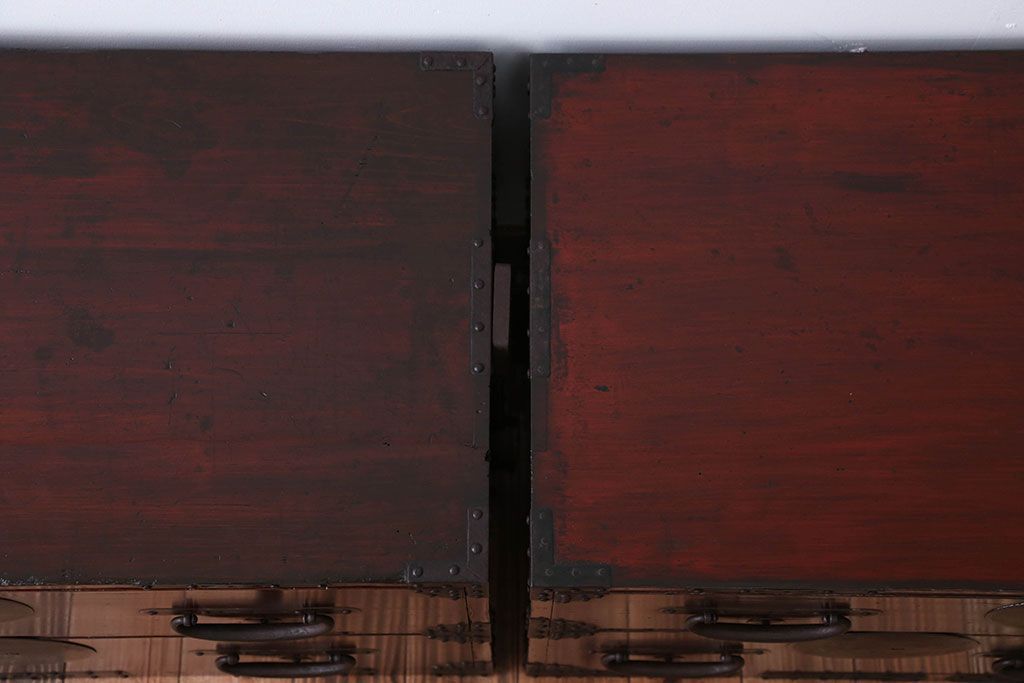 アンティーク家具　古民具・骨董　大きな金具がモダンなアンティーク重ね衣装箪笥