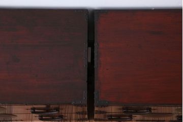 アンティーク家具　古民具・骨董　大きな金具がモダンなアンティーク重ね衣装箪笥