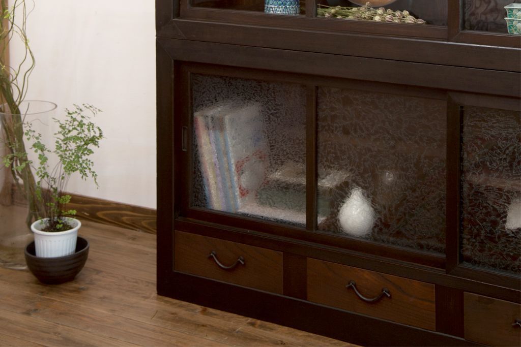 アンティーク家具　和製アンティーク　古い檜材の結霜ガラス入り大きな重ね収納戸棚