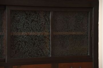 アンティーク家具　和製アンティーク　古い檜材の結霜ガラス入り大きな重ね収納戸棚