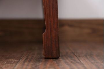 レトロ家具　昭和レトロ　天板栓材一枚板の脚のデザインがかわいい角ちゃぶ台