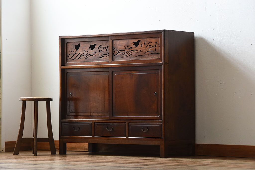 レトロ家具　和製アンティーク　千鳥の透かし彫りがレトロな脚付き収納棚