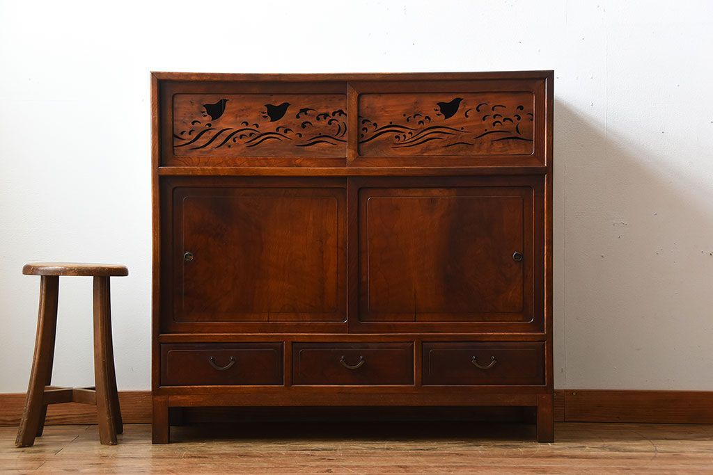 レトロ家具　和製アンティーク　千鳥の透かし彫りがレトロな脚付き収納棚