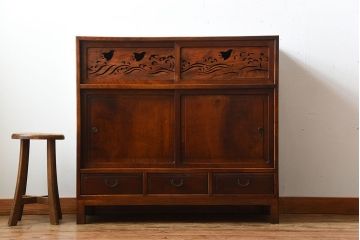 レトロ家具　和製アンティーク　千鳥の透かし彫りがレトロな脚付き収納棚