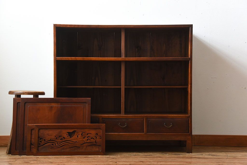 レトロ家具　和製アンティーク　千鳥の透かし彫りがレトロな脚付き収納棚