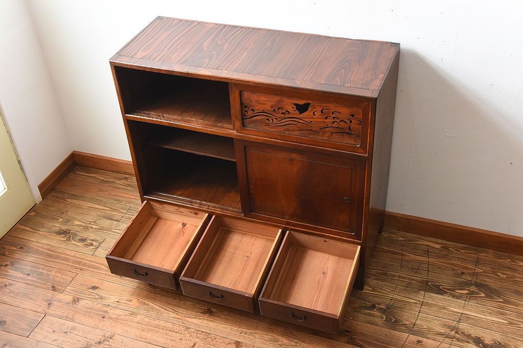 レトロ家具　和製アンティーク　千鳥の透かし彫りがレトロな脚付き収納棚