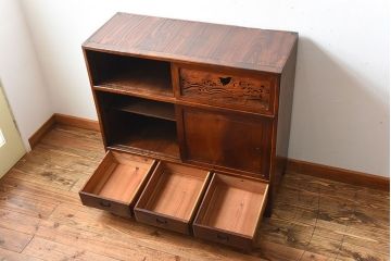 レトロ家具　和製アンティーク　千鳥の透かし彫りがレトロな脚付き収納棚