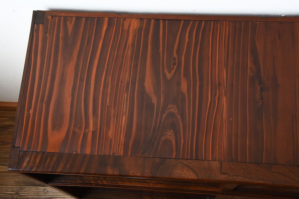 レトロ家具　和製アンティーク　千鳥の透かし彫りがレトロな脚付き収納棚