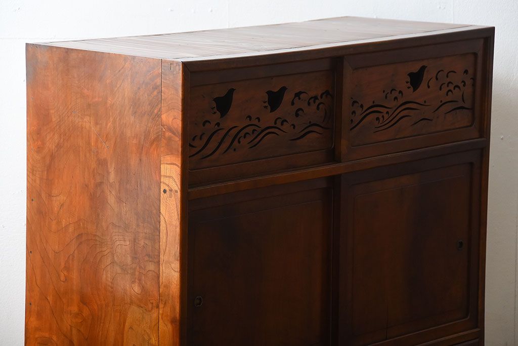 レトロ家具　和製アンティーク　千鳥の透かし彫りがレトロな脚付き収納棚