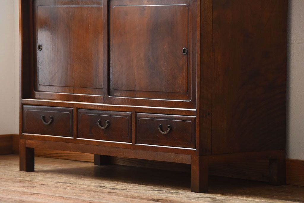 レトロ家具　和製アンティーク　千鳥の透かし彫りがレトロな脚付き収納棚