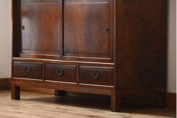 レトロ家具　和製アンティーク　千鳥の透かし彫りがレトロな脚付き収納棚